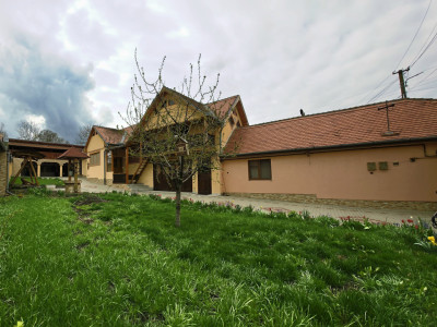 De vanzare – Casa in stil sasesc, teren 800 mp – Slimnic