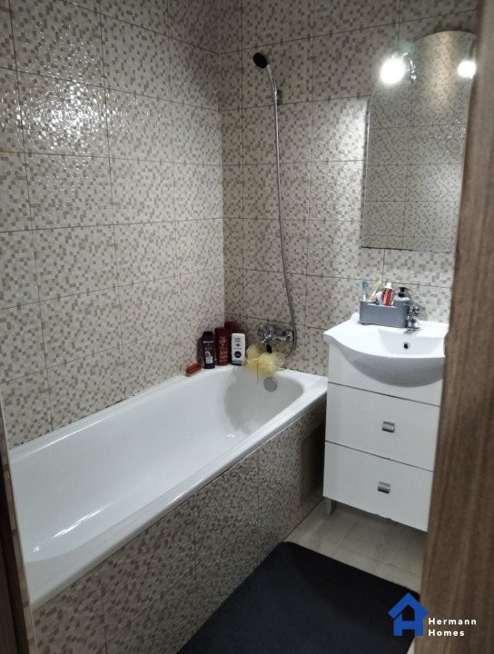 Apartament 3 camere - 53 mp - etaj 3 - lift - zona Turnisor 